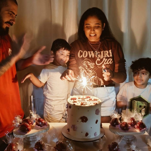 Foto de perfil da Eduarda Vitória com seus filhos. autora e redatora do blog Salto Alto e Mamadeiras